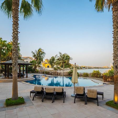Yanjoon Holiday Homes - Palm Jumeirah Frond A Villas Дубай Екстер'єр фото