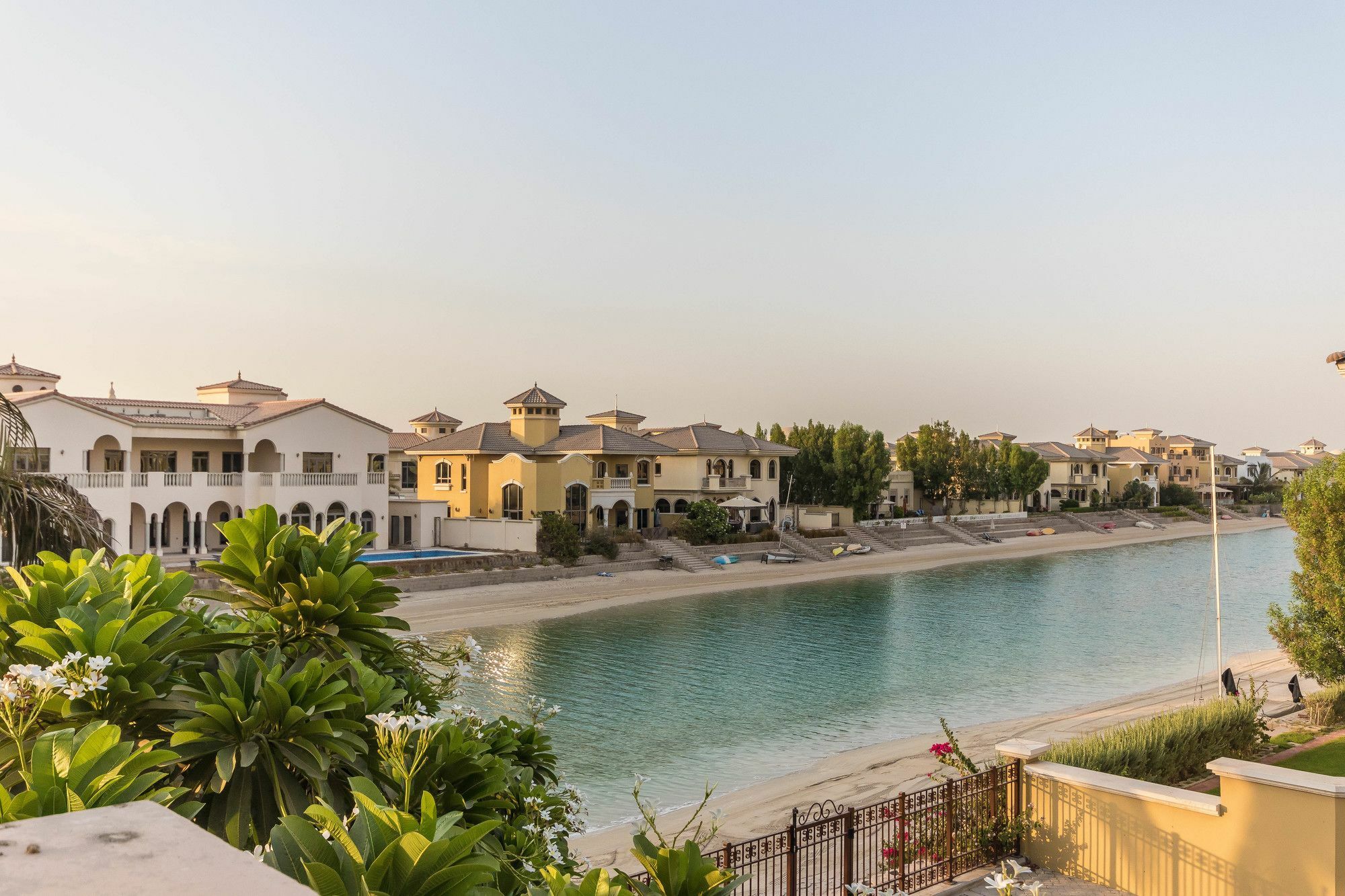 Yanjoon Holiday Homes - Palm Jumeirah Frond A Villas Дубай Екстер'єр фото