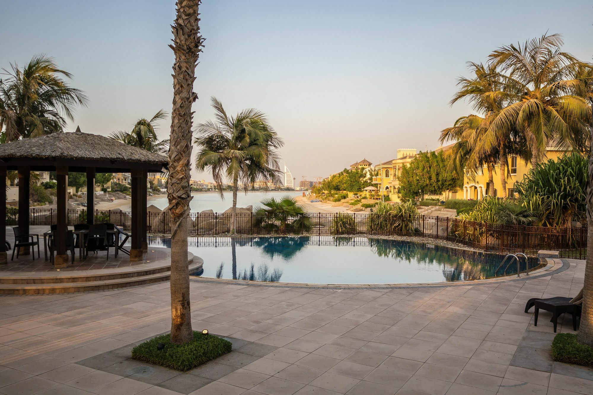 Yanjoon Holiday Homes - Palm Jumeirah Frond A Villas Дубай Екстер'єр фото