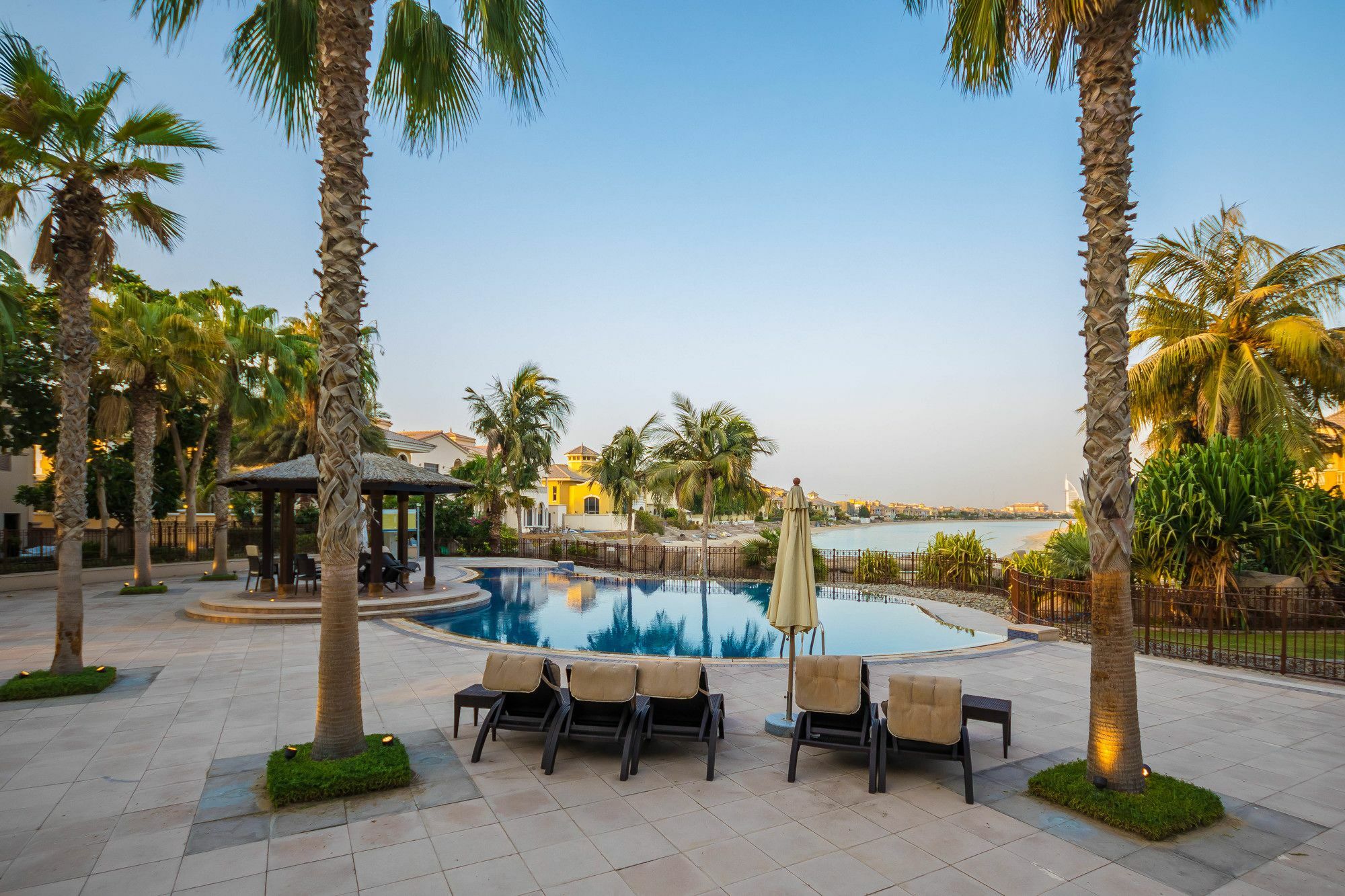 Yanjoon Holiday Homes - Palm Jumeirah Frond A Villas Дубай Екстер'єр фото